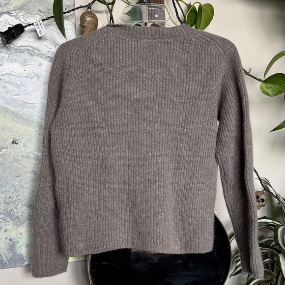 Banana Republic Cashmere Sweater - Picture 4 of 7